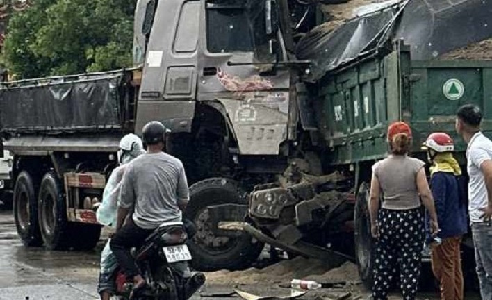 Xe tải tông trực diện, 2 tài xế mắc kẹt trong cabin hơn 1 giờ đồng hồ