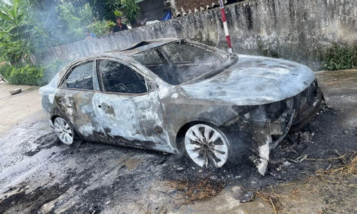 Xế hộp bốc cháy ngùn ngụt nghi do cuốn phải rơm rạ