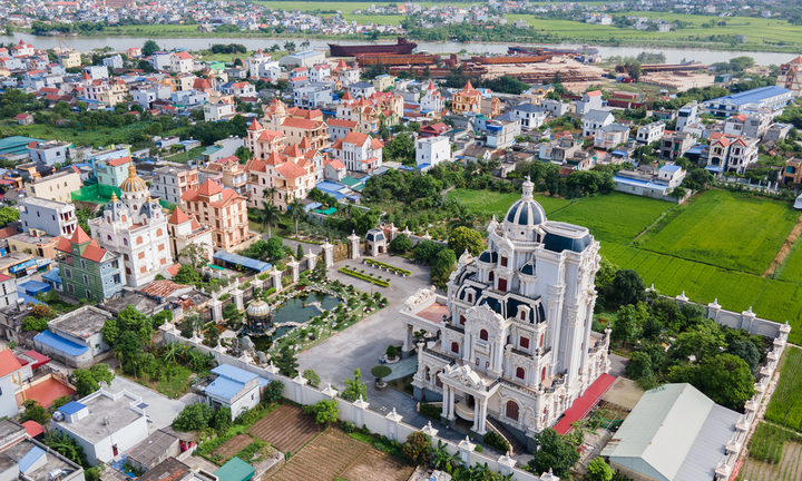 Ngôi làng tỷ phú nức tiếng tại Nam Định: Toàn dinh thự, lâu đài và tàu trăm tỷ