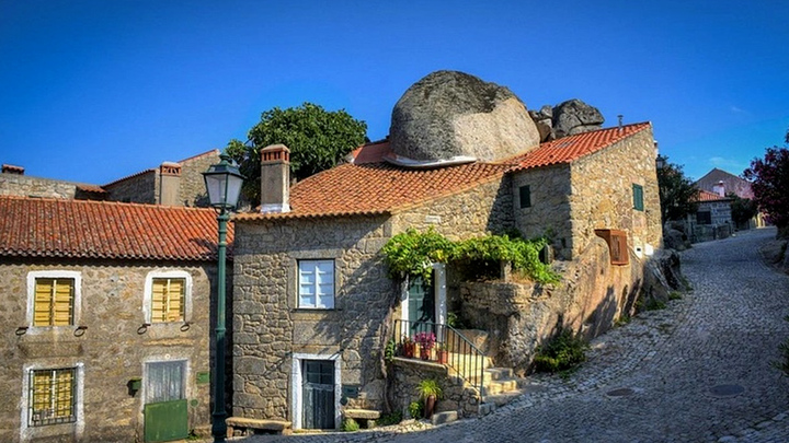 Ngôi làng nằm chen chúc giữa những tảng đá khổng lồ