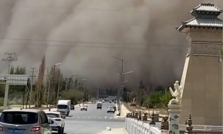 Bão cát bao phủ thành phố ở Trung Quốc