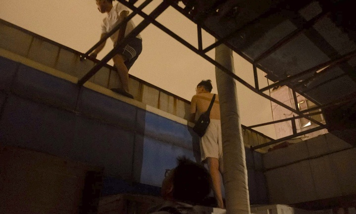 Cháy lớn ở Hà Nội, người dân leo lên mái tôn chạy lửa trong đêm