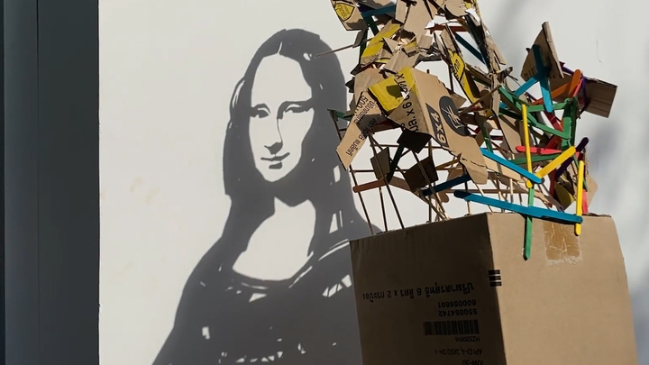 Độc đáo bức tranh Mona Lisa làm từ bìa cứng và ánh sáng