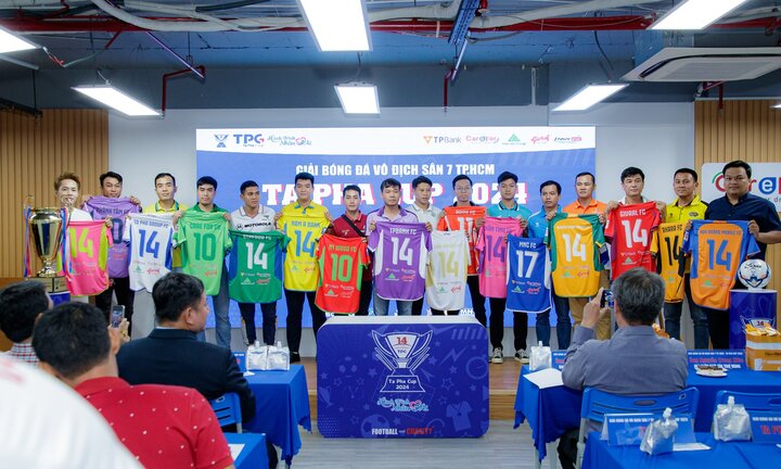 Giải bóng đá sân 7 tại TP.HCM tặng quà cho trẻ em nghèo