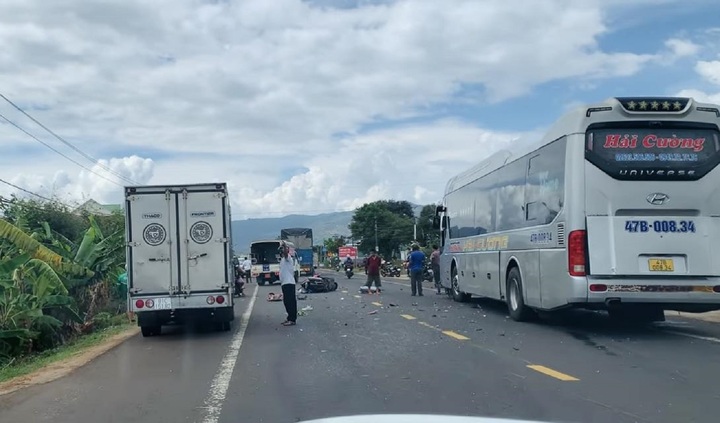 Xe máy va chạm taxi và ô tô khách, 2 người tử vong