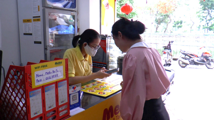 Quán bánh bao đặc biệt, khách và nhân viên nói chuyện bằng điện thoại