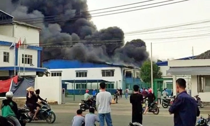 Cháy nhà xưởng gần 1.000 m2 khu công nghiệp ở Đồng Nai