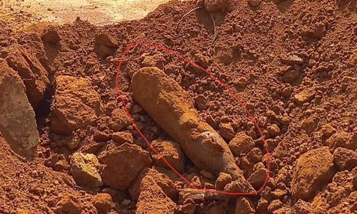 Phát hiện quả đạn dài 60 cm còn nguyên đầu nổ khi thi công trạm y tế