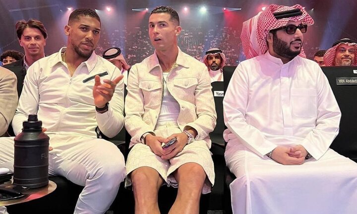 Ronaldo đi siêu xe, đeo đồng hồ 38 tỷ đồng xem trận boxing thế kỷ