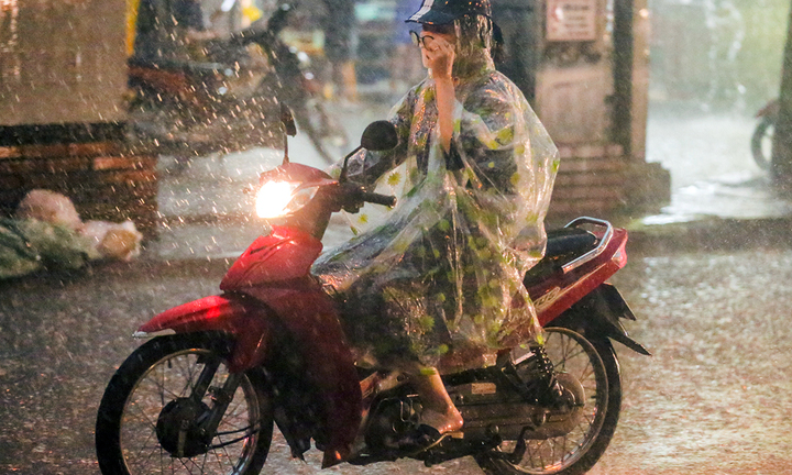 Mưa dông ở Bắc Bộ và Nam Bộ kéo dài trong nhiều ngày tới