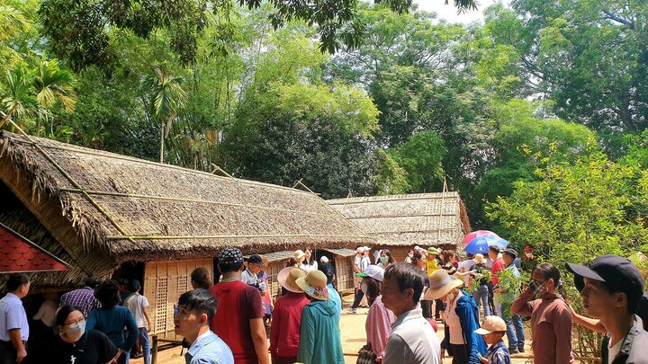 Cán bộ khu di tích làm việc xuyên trưa đón du khách về thăm quê Bác
