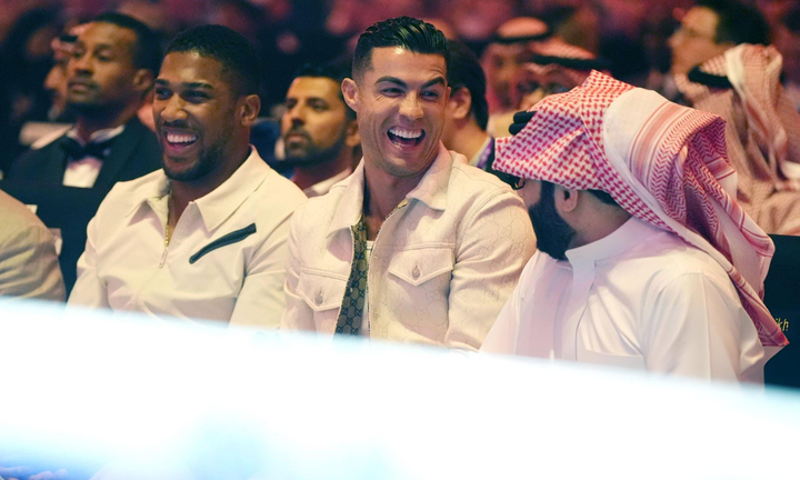 Ronaldo đi siêu xe, đeo đồng hồ 38 tỷ đồng xem trận boxing thế kỷ