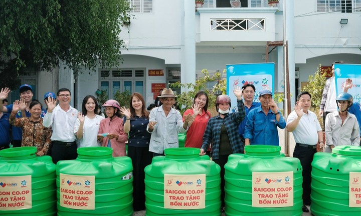 Saigon Co.op tặng nước uống, nước sinh hoạt và bồn chứa nước tại Tiền Giang