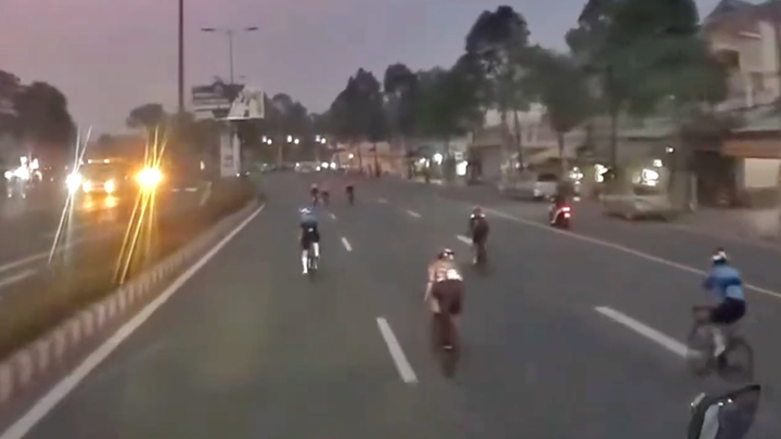 Bất chấp luật, đoàn xe đạp chạy vào làn ô tô, cản đường các phương tiện