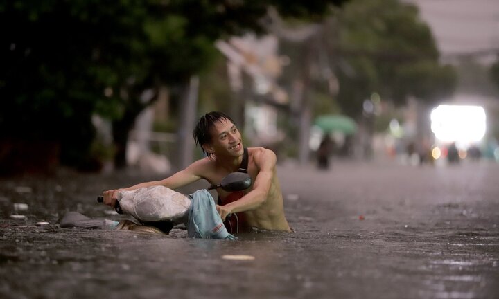 Thành phố Thủ Đức ngập nặng, người dân 'bơi' trong biển nước để về nhà