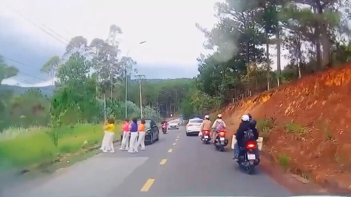 Công an Đà Lạt mời làm việc với nhóm phụ nữ dừng ô tô, nhảy múa giữa đường