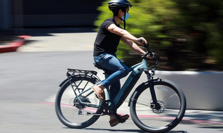 Một năm đi xe đạp điện: 'Tiết kiệm chi phí và cải thiện cuộc sống'