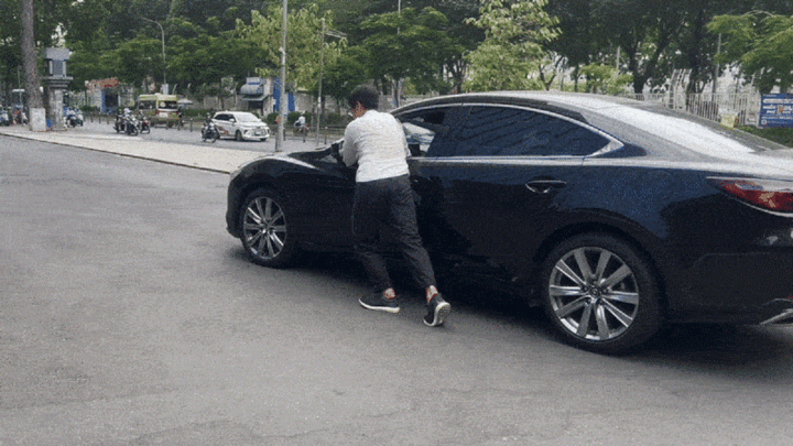 Cách tự đẩy xe vào nơi an toàn khi bị chết máy