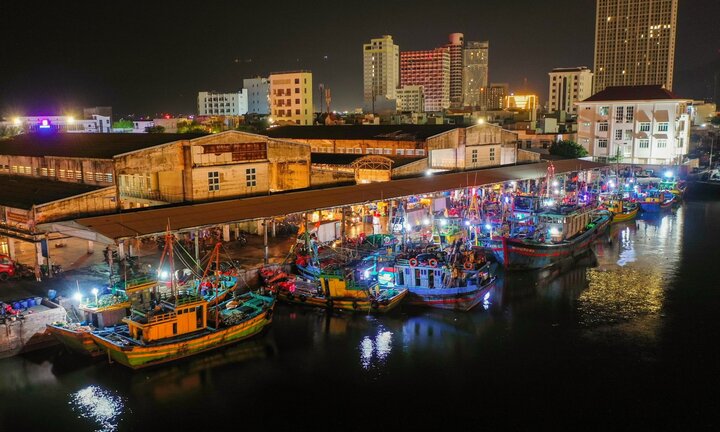 Ngắm vẻ nhộn nhịp 'trên bến dưới thuyền' tại cảng cá Quy Nhơn trước khi di dời