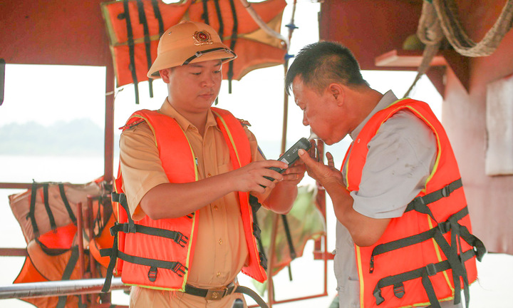 Theo chân CSGT đường thuỷ xử lý vi phạm trên sông Hồng