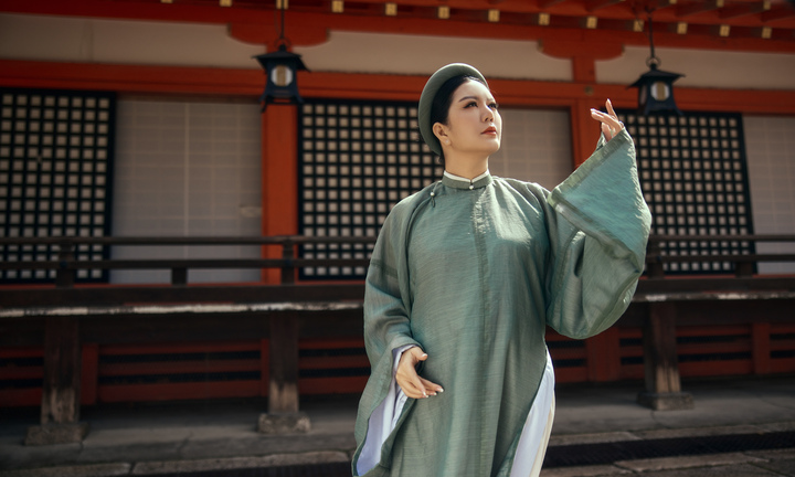 Đinh Hiền Anh khoe sắc trong trang phục áo dài 