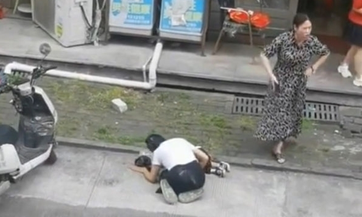 Mẹ đi siêu thị để con ở nhà một mình, đứa trẻ rơi từ tầng 4 