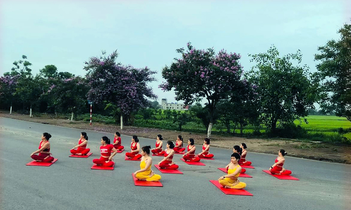 Thêm nhóm phụ nữ ở Thái Bình tập yoga giữa đường bị xử phạt