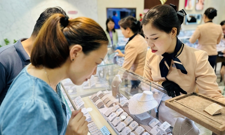 Giá vàng leo đỉnh, PNJ ‘bỏ túi’ 915 tỷ đồng sau 4 tháng