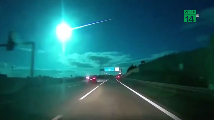 Bụi sao chổi hiếm gặp thắp sáng bầu trời đêm ở Tây Ban Nha 