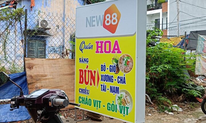 Quán ăn, cà phê đặt biển bán hàng có logo cá cược New88, Bet88
