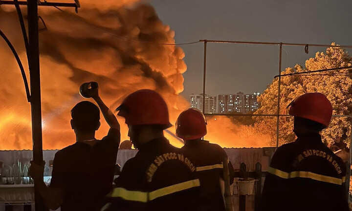 Cháy xưởng sản xuất băng keo ở Bình Dương