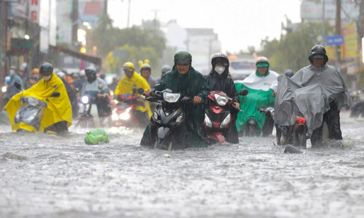 Hà Nội và TP.HCM cứ mưa lớn là ngập, hai Bộ trưởng lý giải