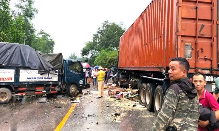 Xe tải đối đầu container, 4 người bị thương nặng