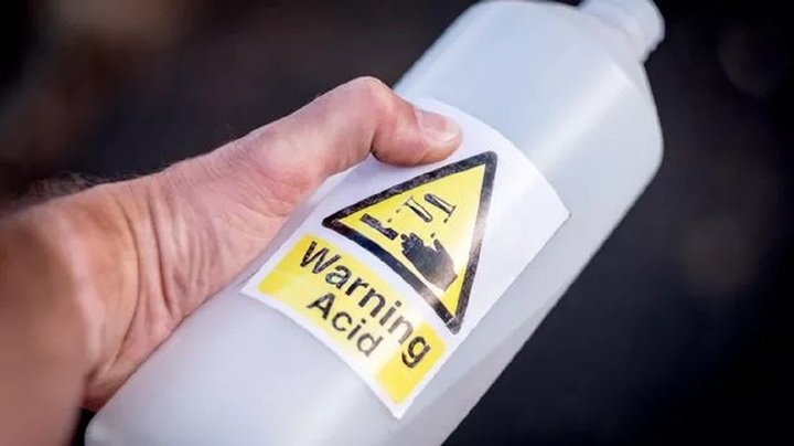 TP.HCM: Tạt axit vào bàn nhậu, 8 người thương vong