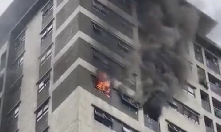 Căn hộ chung cư ở Hà Nội bốc cháy ngùn ngụt lúc giữa trưa