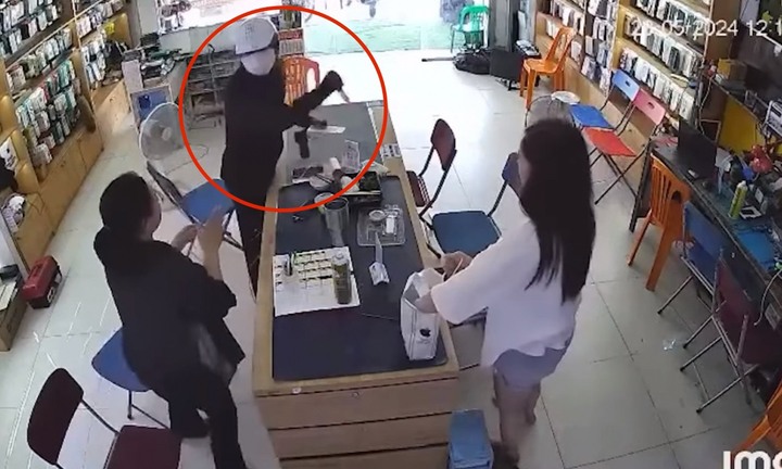 Truy tìm kẻ cầm vật nghi là súng và dao cướp cửa hàng điện thoại ở Nghệ An
