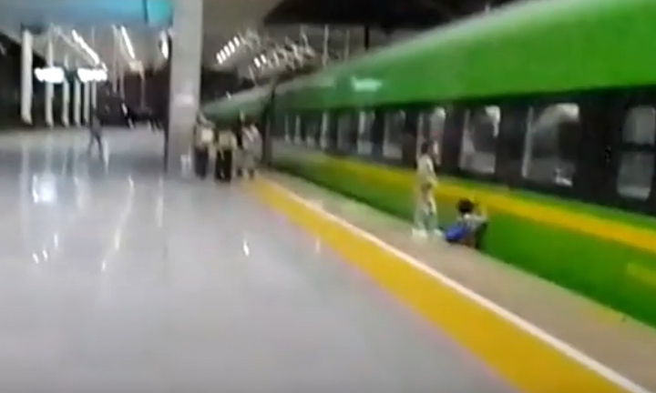 Cảnh sát giải cứu cậu bé rơi xuống khe hở giữa tàu và sân ga