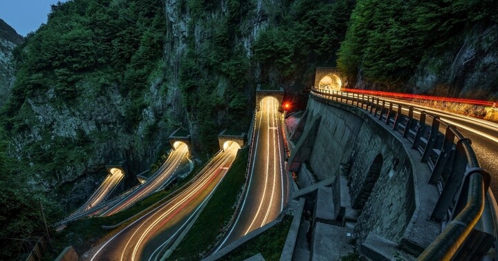 Cung đường đèo với loạt khúc cua xuyên lòng núi