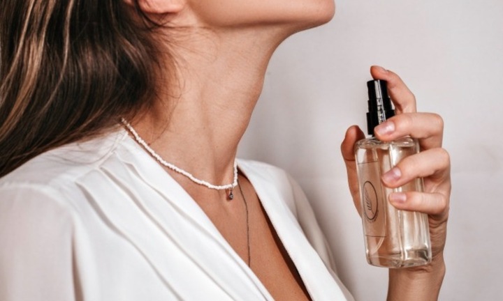 Mẹo xịt nước hoa lưu hương cả ngày trong mùa hè