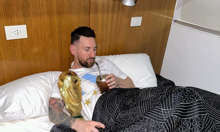 Bí mật trong cốc 'nước thần' khiến Messi mê mệt, vừa ôm cúp vừa thưởng thức