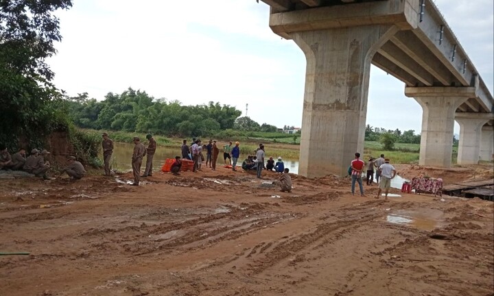 Sạt lở đất, nam công nhân bị nước cuốn mất tích