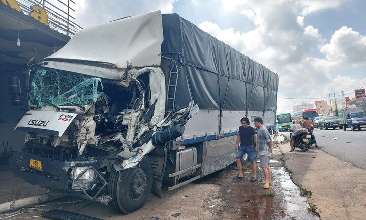 Đồng Nai: Xe tải tông loạt xe máy, ô tô khiến 2 người thương vong