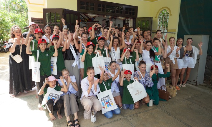 Đoàn Hoa hậu Hoàn vũ Australia 2024 tham quan phố cổ Hội An