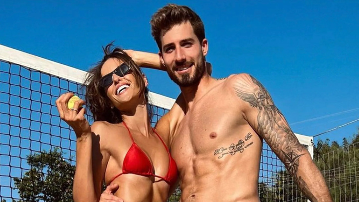 Bạn gái nóng bỏng khiến thủ môn Đức chểnh mảng tập luyện, sự nghiệp tụt dốc