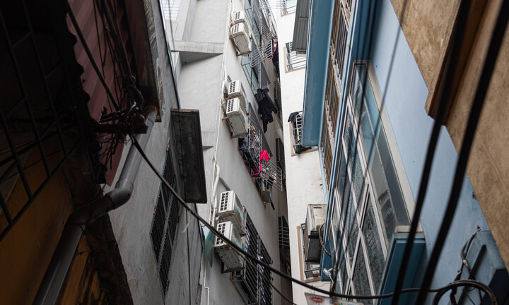 Chen chúc trong ngõ nhỏ Hà Nội, hàng loạt nhà quá khổ thành hiểm họa khôn lường