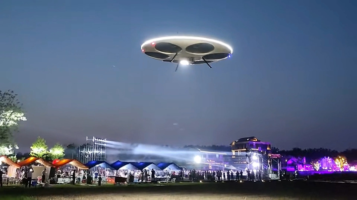Đĩa bay có người lái xuất hiện trên bầu trời Trung Quốc