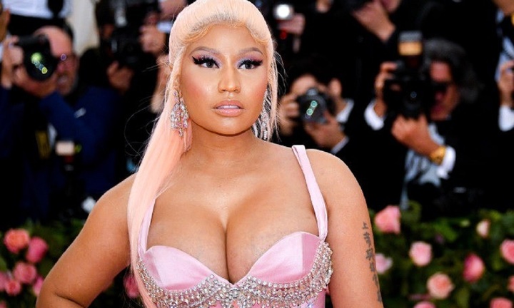 Nicki Minaj bị bắt giữa sân bay