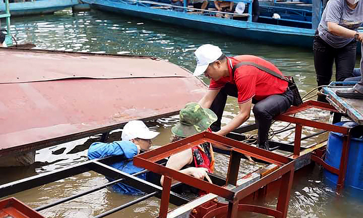 Sập cầu phao đền An Mã, khoảng 20 người rơi xuống hồ Ba Bể