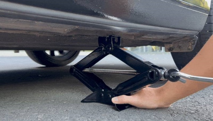 Vị trí đặt con đội thay lốp dự phòng không bị hỏng xe