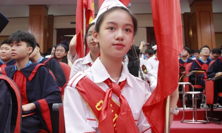 Khoảnh khắc xúc động trong lễ bế giảng của học sinh lớp 9 Hà Nội